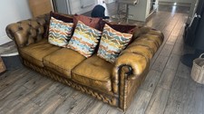 104. THREE SEATER TAN BROWN LEATHER CHESTERFIELD VINTAGE SOFA VGC 🚚 🇬🇧