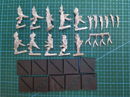 Uncolored model daemonettes - uncolored,