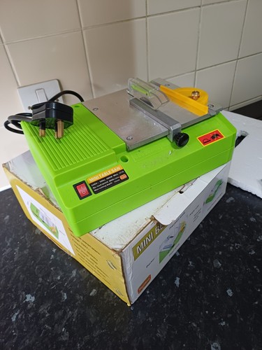 Mini bench saw with - bench,