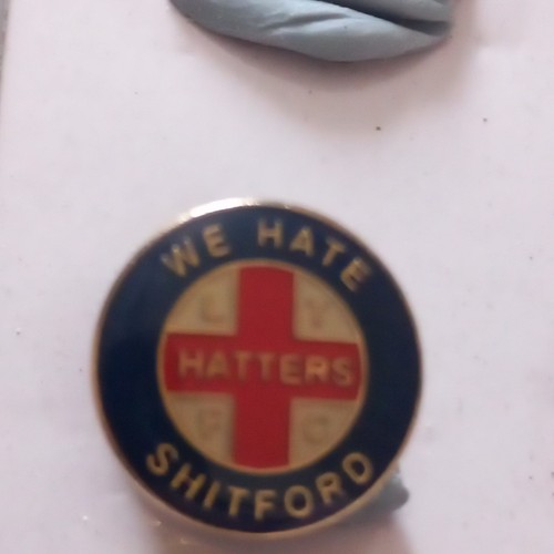 Luton town pin badges - luton, fc