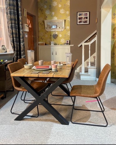 Cross leg dining - cross,