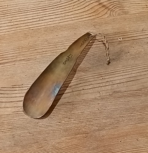 Brass shoe horn marked - , b95