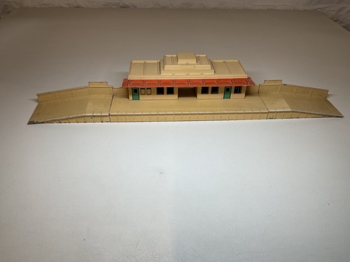 Hornby dublo train station and - train,