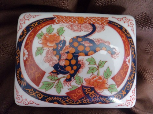 Porcelain trinket box hinged