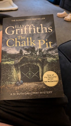 Elly griffiths the chalk - griffiths, pit