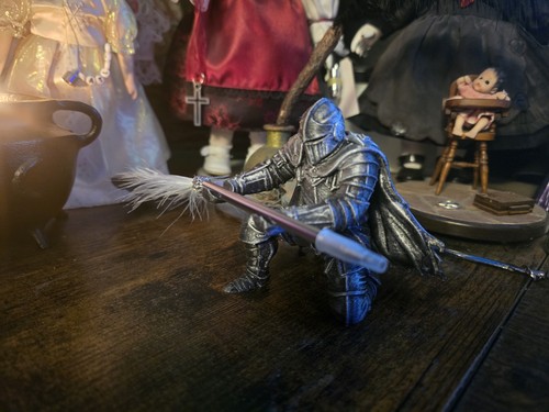 Kneeling knight pen holder - pen,