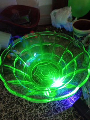 Uranium pressed glass bowl - pressed,