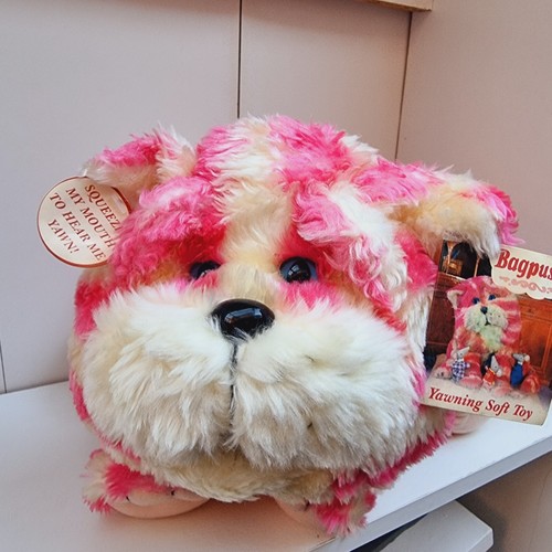 Bagpuss cat large yawning - cat,