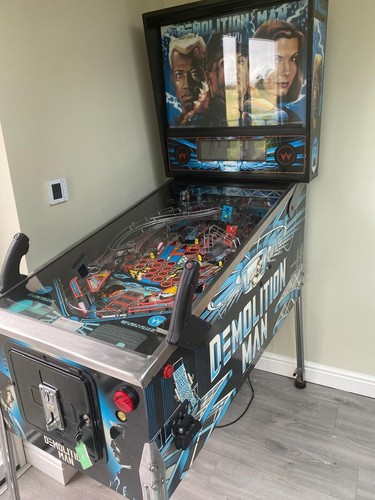 Demolition man pinball - pinball, machine