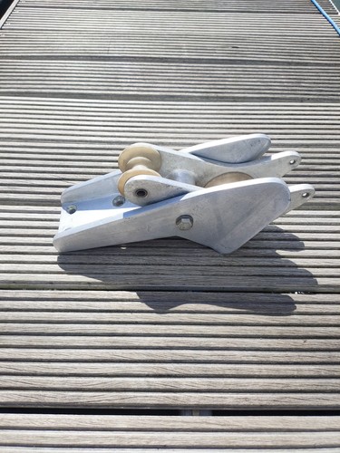 Bow roller hinged - hinged,