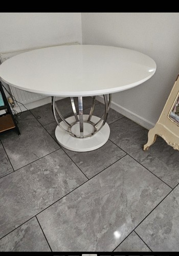 White round savoy robust high - round,