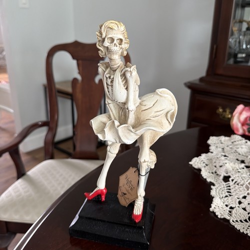 Marilyn monroe skeleton - monroe,