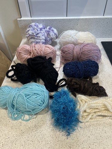 Large wool yarn bundle - /,