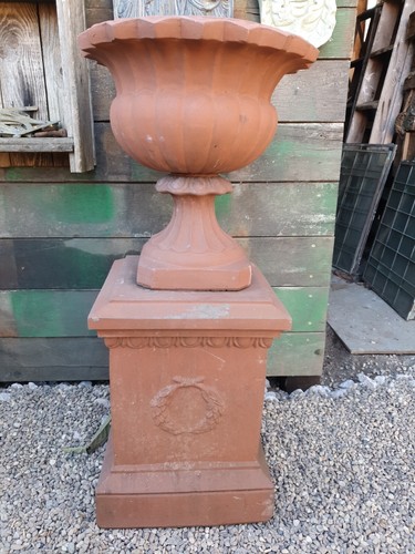 Terracotta red bank garden - red,