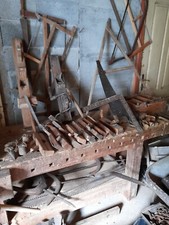 Antichi attrezzi da falegname in ferro e legno 