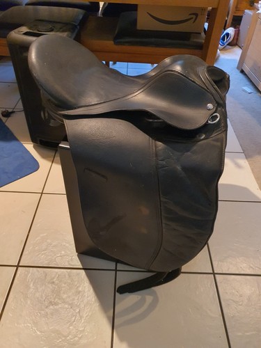 Treeless dressage saddle with - saddle,
