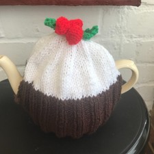 HAND KNITTED CHRISTMAS PUDDING TEA COSY  FOR A MEDIUM 3--4  CUP white icing