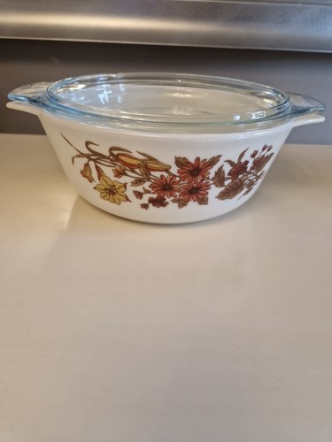 Vintage white pyrex caserole - white,
