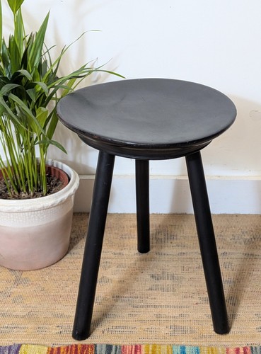 Antique three legged - , milking