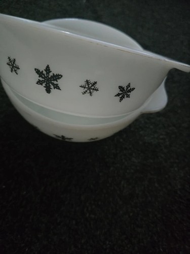 Pyrex snowflake dishes 17cm - x2,