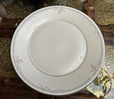 ROYAL DOULTON Fine Bone China Dinner Plate - Carnation
