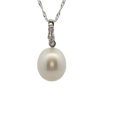 Elegant 18ct White Gold