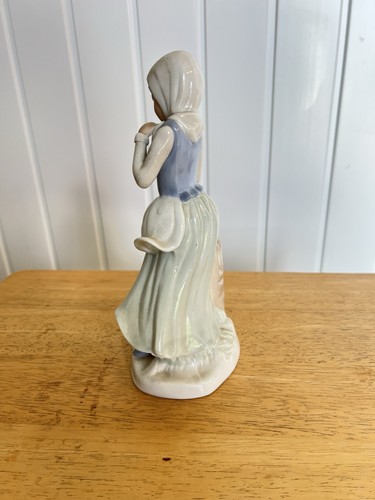 Girl figurine with doves - girl,