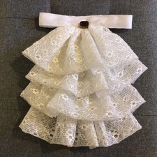 Jabot cravat in white lace