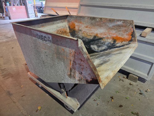 Forklift tipping skip wheeled