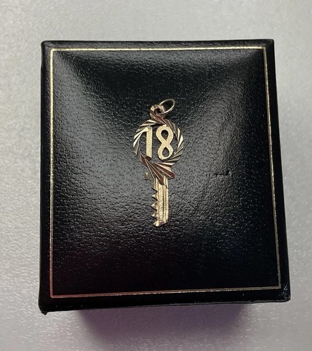9ct yellow gold key - , pendant