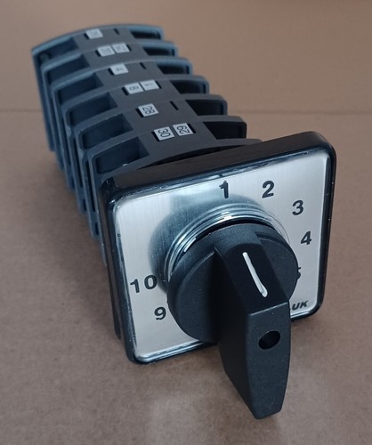 Position three pole voltage - position,