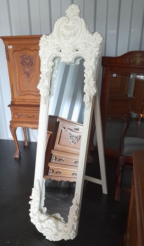 Large boutique free standing - free,