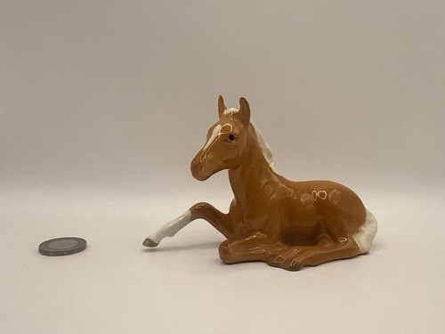 Beswick palomino foal lying - beswick,
