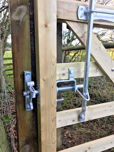 Gate latch for bridleways