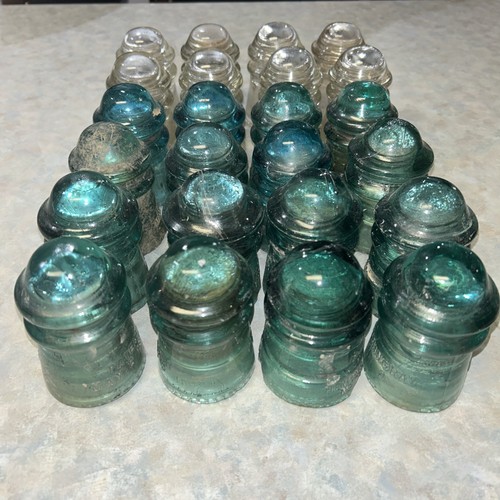 Glass insulator lot 25 - glass, of