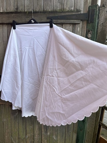 Large round white tablecloth - round,