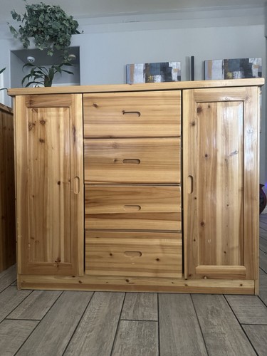 Knotty pine - knotty,