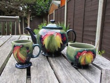 MOORCROFT   POTTERY.  LEAF AND