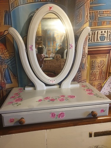 Dressing table mirror with - table,