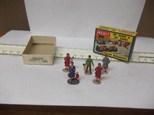 MERIT RAILWAY ACCESSORIES - EXCELLENT - VERY GOOD BOX - PASSENGERS STANDING