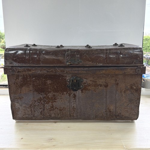 Vintage metal trunk storage - metal,