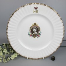 Queen Elizabeth II Plate. Silver Jubilee. Gainsborough. Vintage. Dinner: 10.25"