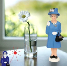 ✤ New KIKKERLAND Waving Figurine QUEEN ELIZABETH II Solar Blue Derby Edition Sun
