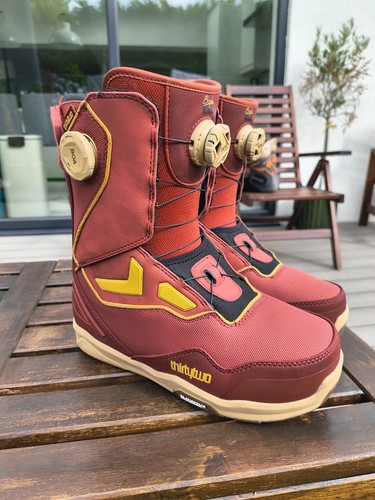 Thirty two men snowboard - thirty,