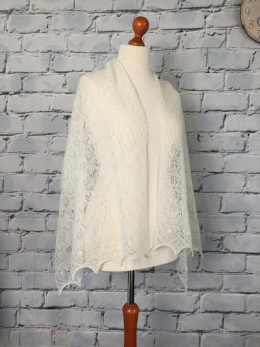 Stunning 100 wool lace shawl - 100%,