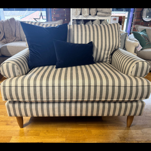 Finchley loveseat snuggle