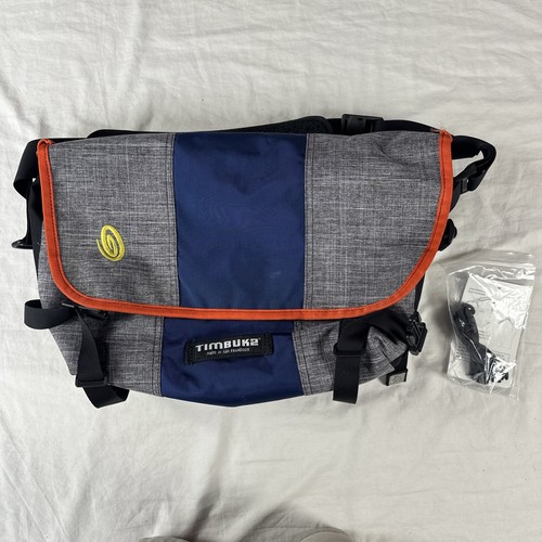 Timbuk2 stuck the middle - in,