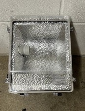 New, 70 Watt SON, SON-I Sodium Floodlight Park Pub Farm Light, INC Lamp.