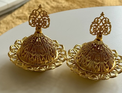 Pair small gold metal - pair,