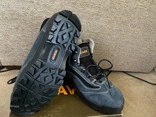 BEAVER 555 SAFETY BOOTS, GREY, UK SIZE 9. BRAND NEW